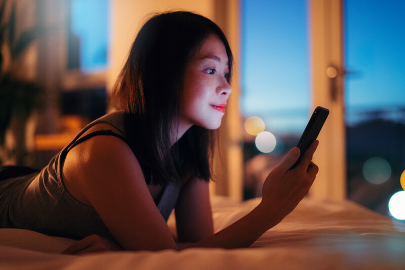 スマホを見る女性