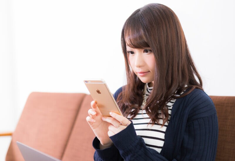 スマホを見る女性