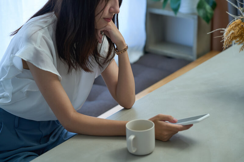 スマホを触る女性