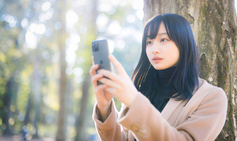 スマホを持つ女性