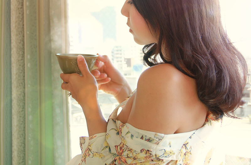 お茶を飲む女性