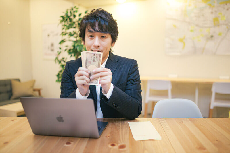 お金を持つ男性
