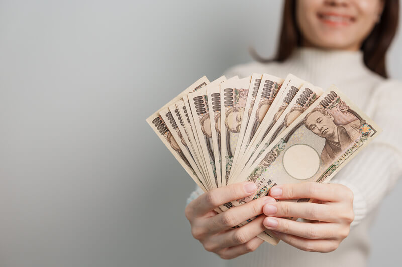 お金を見せる女性
