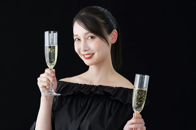 シャンパンを持った女性