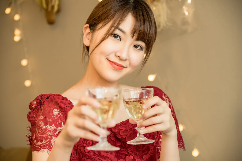シャンパンを持つ女性