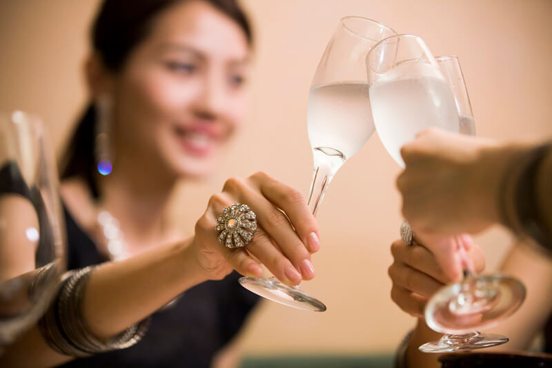 シャンパンを飲む女性