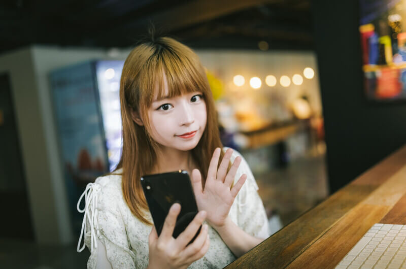スマホを持っている女性