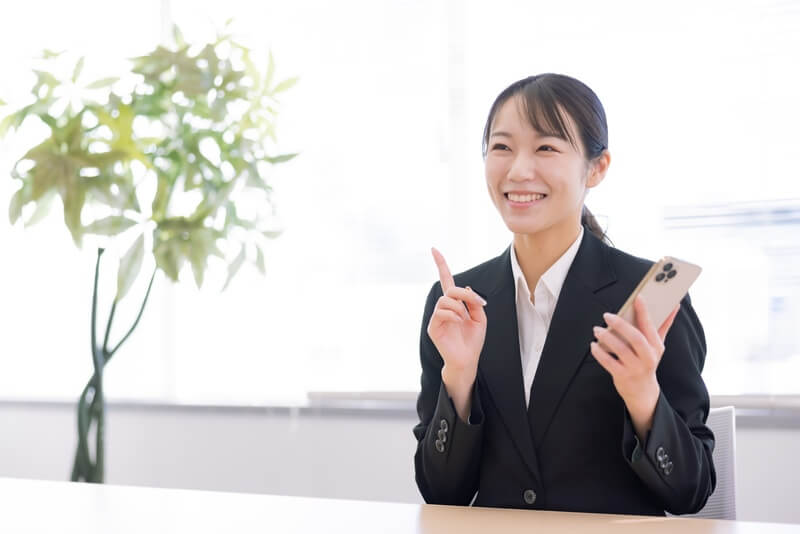 スマホを持つ女性