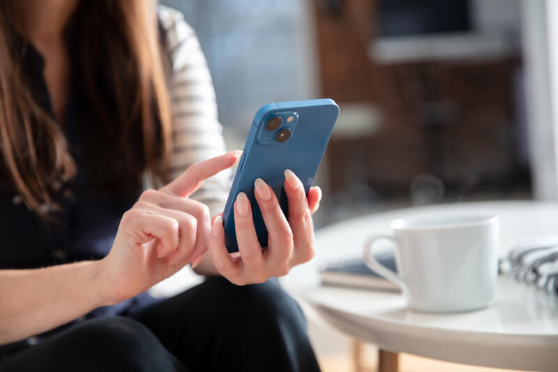スマホを見る女性