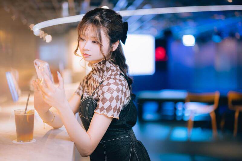 スマホを触る女性