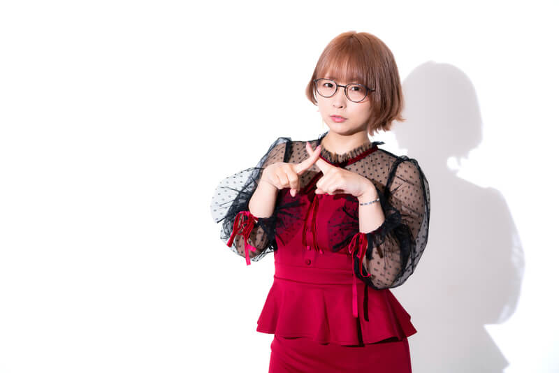 手で×を作る女性