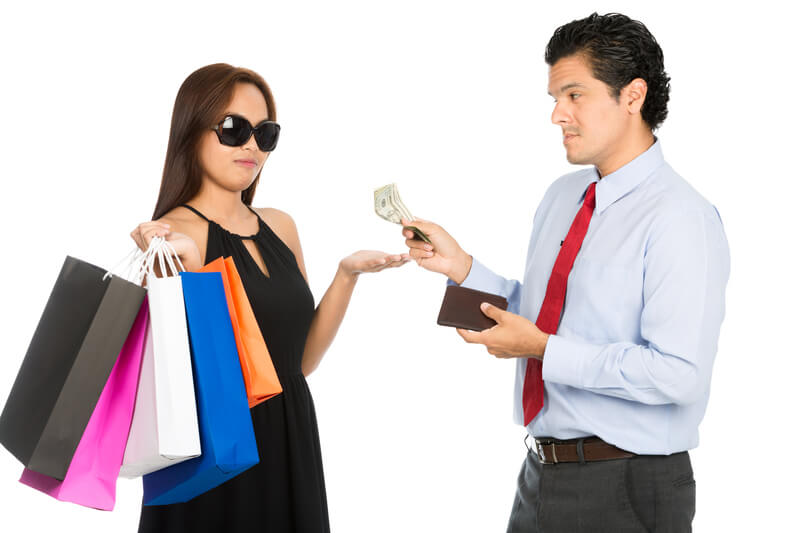 男性からお金を受け取る女性