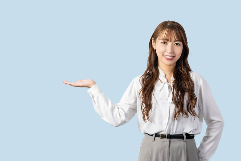 紹介する女性