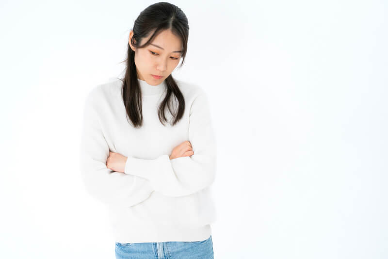 腕を組む女性