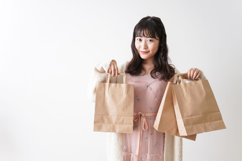 買い物する女性
