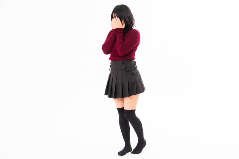 顔を覆う女性