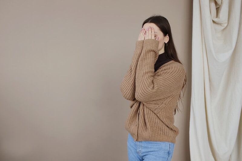 顔を隠す女性